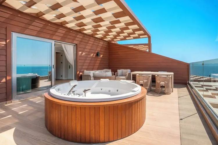 Qlusive Hotel