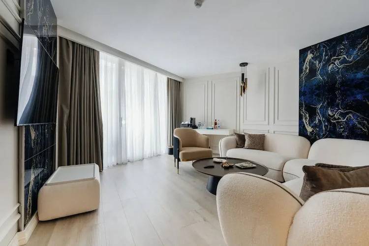 Qlusive Hotel
