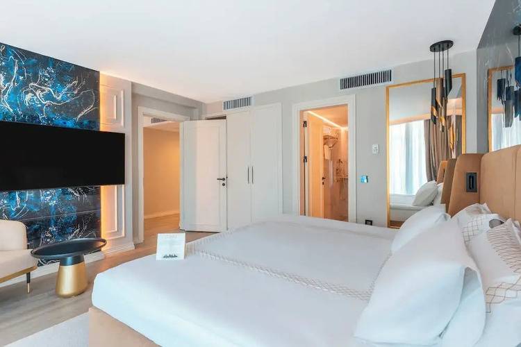 Qlusive Hotel
