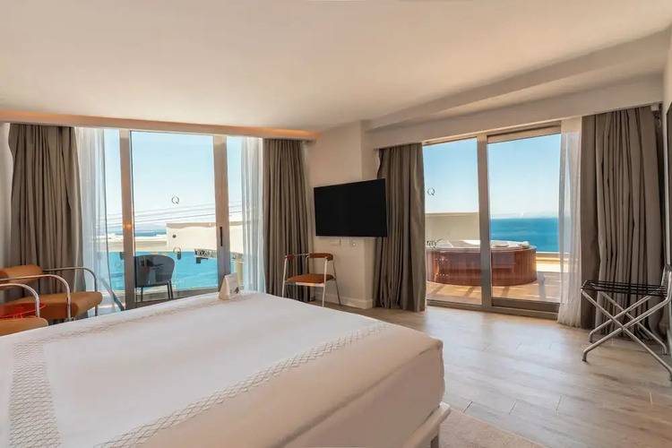 Qlusive Hotel