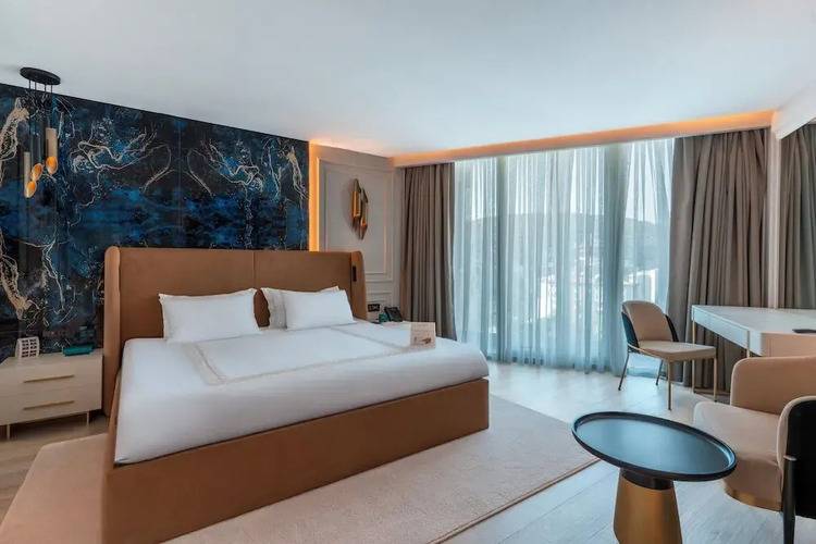 Qlusive Hotel