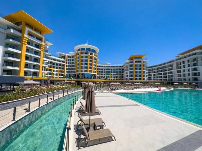 Апартаменты 1+1 В Комплексе Azura World D C Собственным Пляжем