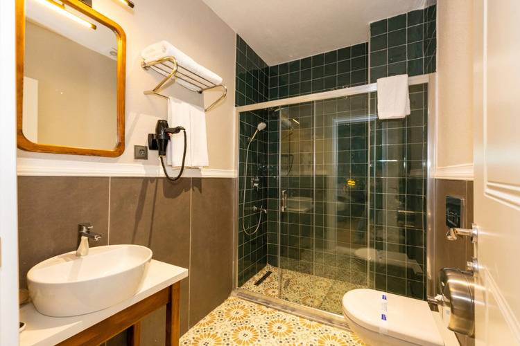 Nenessa Airport Hotel