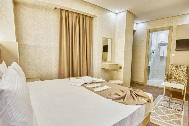 Flori̇na Hotel