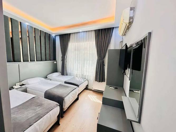 Crowned Plus Hotel