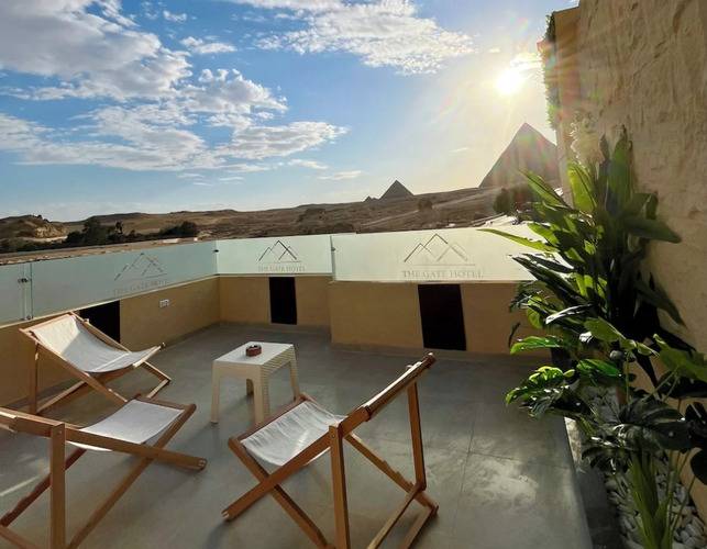 The Gate Hotel Front Pyramids & Sphinx View