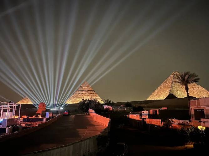 The Gate Hotel Front Pyramids & Sphinx View