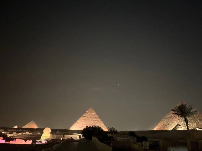 The Gate Hotel Front Pyramids & Sphinx View