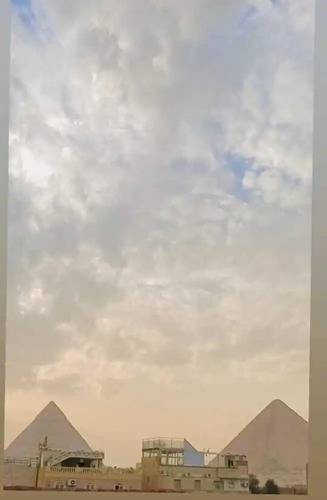 Falcon Pyramids Inn