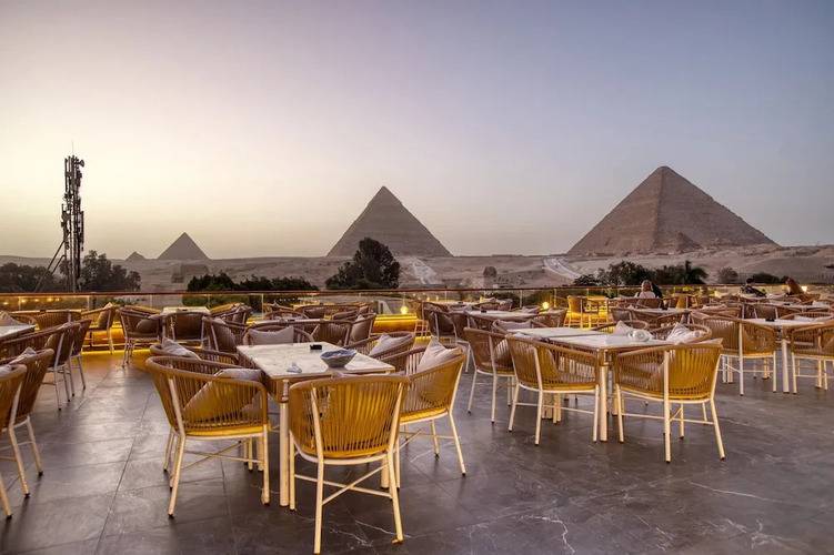 Shadow Pyramids View Inn