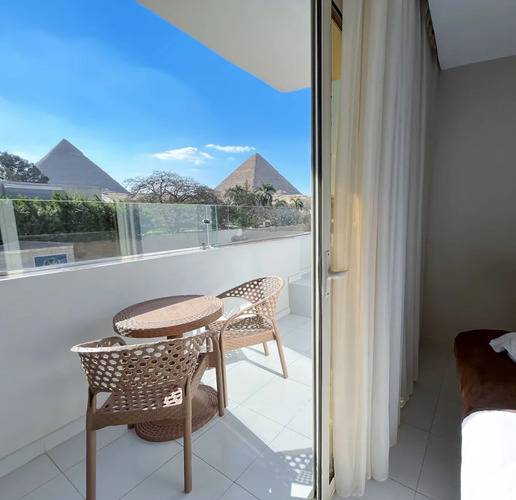 Shadow Pyramids View Inn