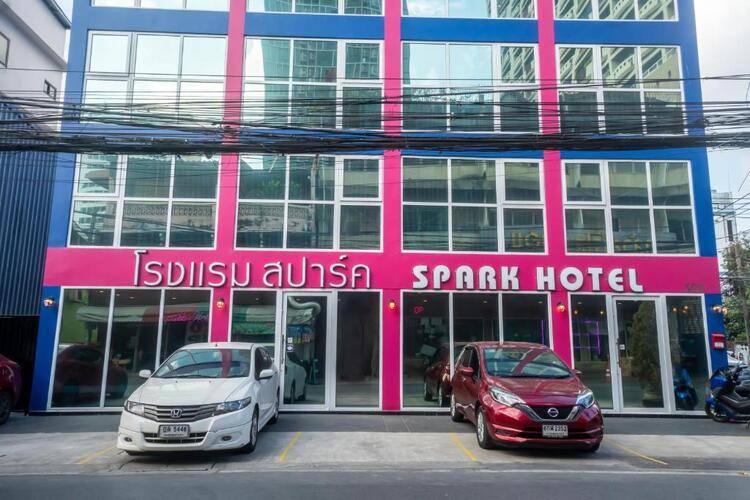 Spark Hotel - MRT Queen Sirikit