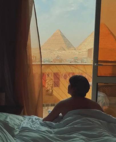 Celia Pyramids View Inn