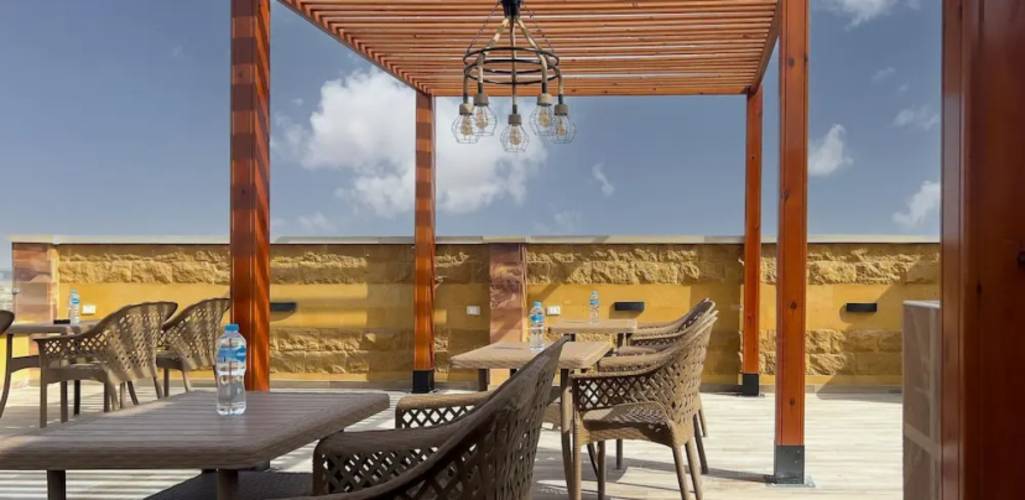 Celia Pyramids View Inn