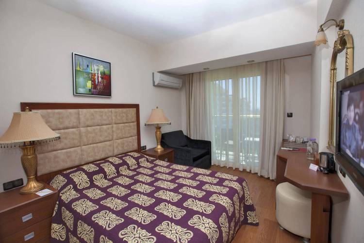 Laur Hotels