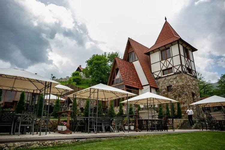 Отель Alpine Castle