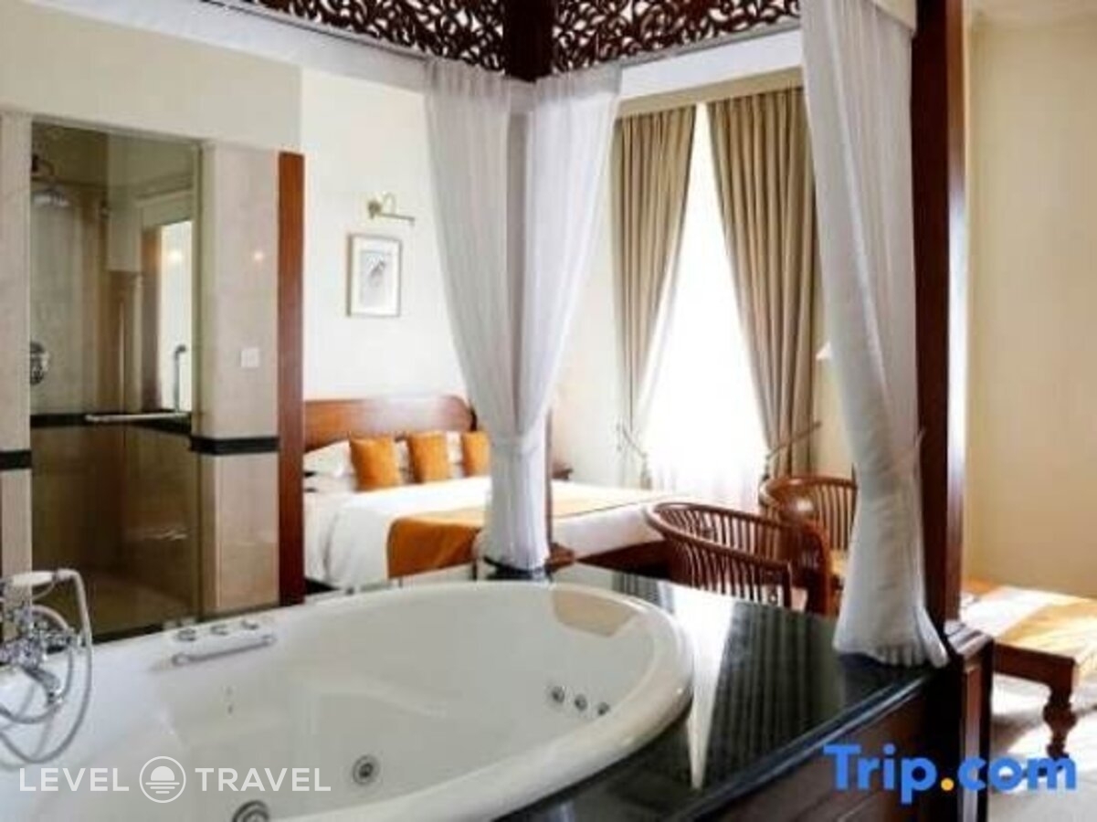 фотографии номера Полулюкс с балконом с видом на море отеля Galle Face Hotel в Шри-Ланка(Коломбо) - фото №28