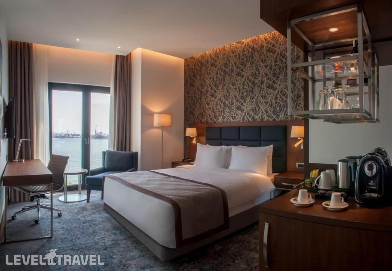 фотографии номера Стандартный с видом на море отеля Holiday Inn Istanbul - Tuzla Bay, an IHG Hotel в Турция(Пендик) - фото №2