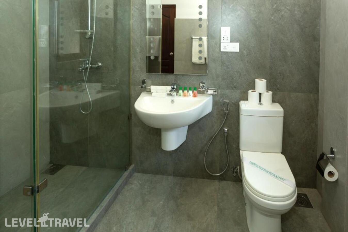 фотографии номера Трехместный делюкс с балконом отеля Hotel Yo в Шри-Ланка(Канди) - фото №96