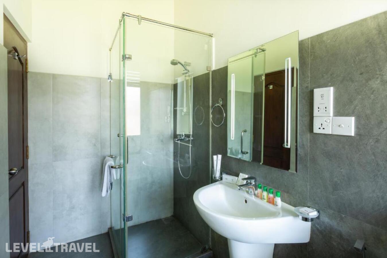 фотографии номера Трехместный делюкс с балконом отеля Hotel Yo в Шри-Ланка(Канди) - фото №98