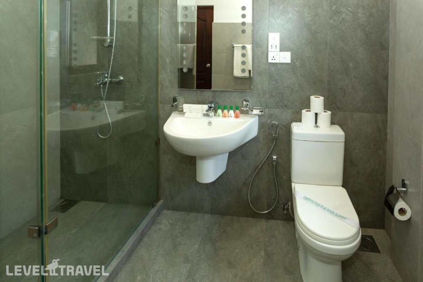 фотографии номера Трехместный делюкс с балконом отеля Hotel Yo в Шри-Ланка(Канди) - фото №42