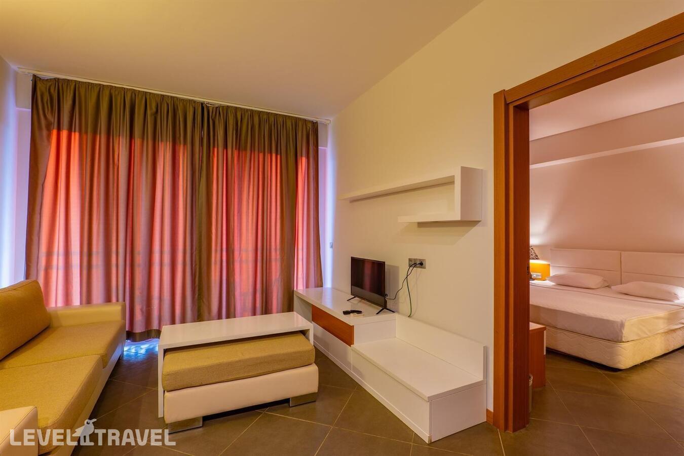 фотографии номера Семейный номер отеля Karya Family Resort Hotel (Ex.Paradise Resort Ozdere) в Турция(Мендерес) - фото №2