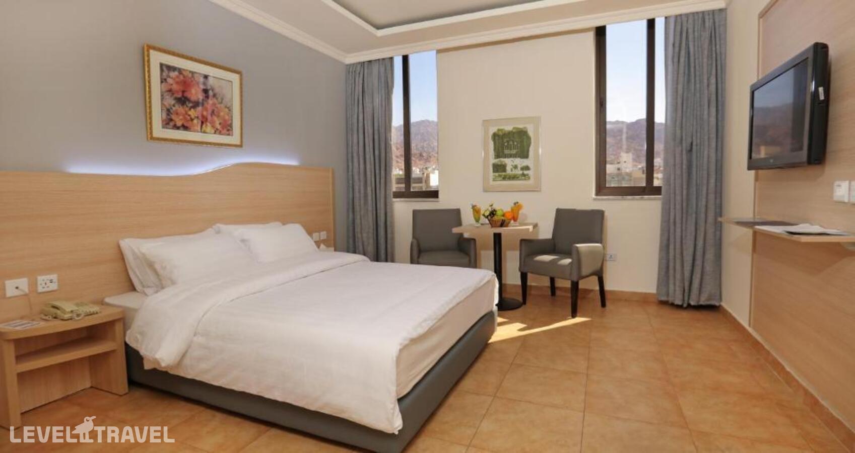 фотографии номера Стандартный номер отеля Golden Tulip Aqaba в Иордания(Акаба) - фото №5