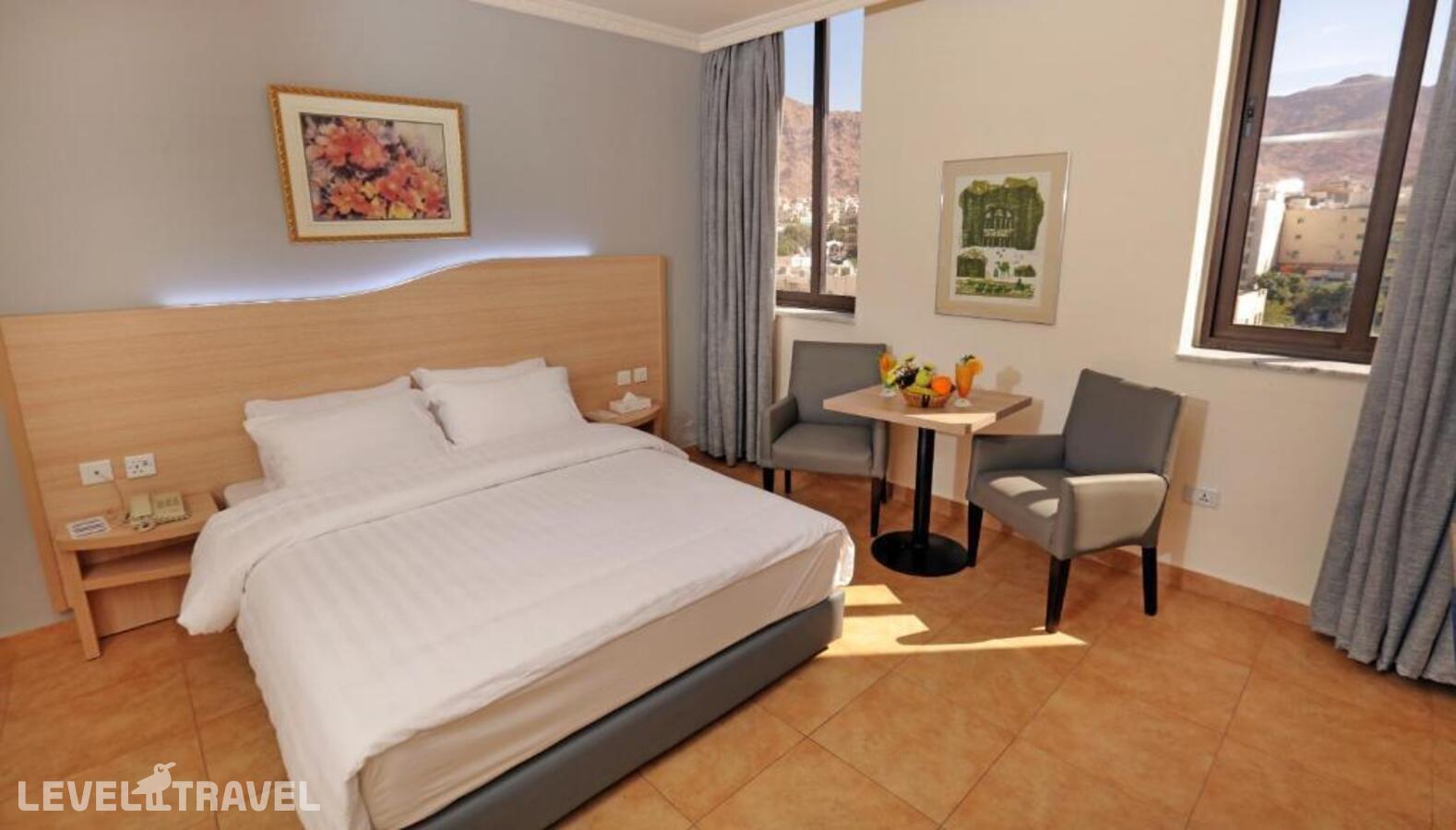 фотографии номера Стандартный номер отеля Golden Tulip Aqaba в Иордания(Акаба) - фото №7