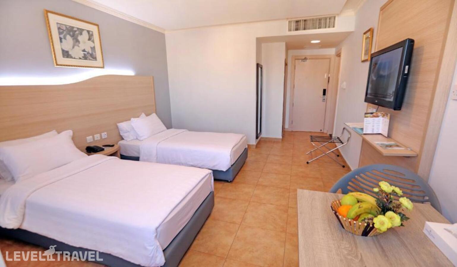 фотографии номера Стандартный номер отеля Golden Tulip Aqaba в Иордания(Акаба) - фото №10