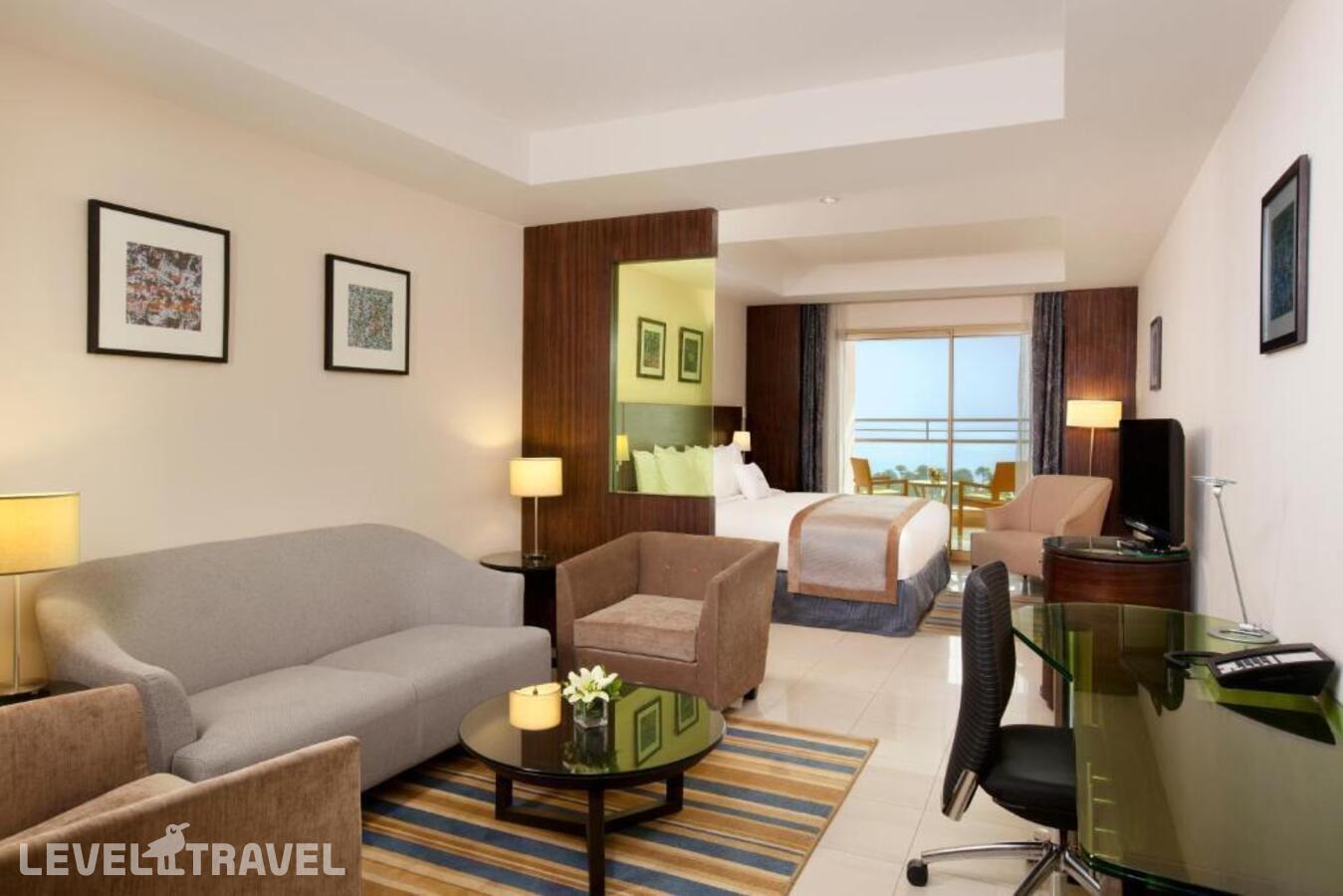 фотографии номера Полулюкс отеля Double Tree By Hilton Aqaba в Иордания(Акаба) - фото №1