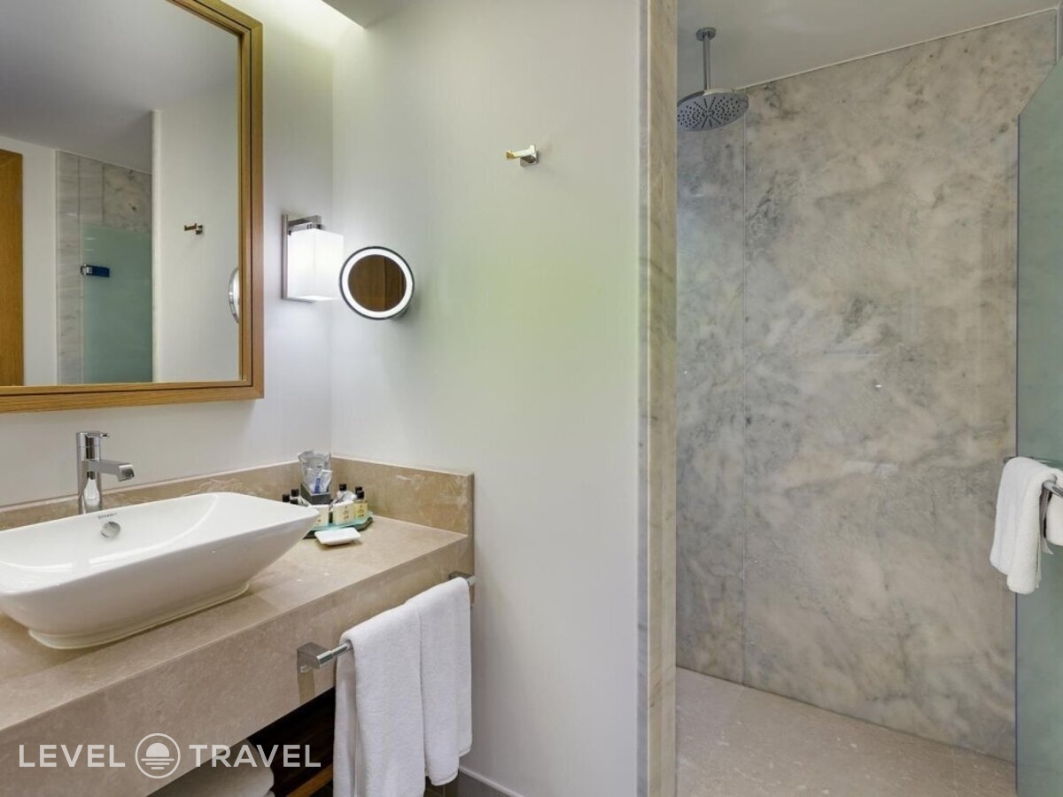 фотографии номера Стандартный (две односпальные кровати) отеля Titanic Luxury Collection Bodrum (Ex. Titanic Deluxe Bodrum) в Турция(Гюверджинлик) - фото №2
