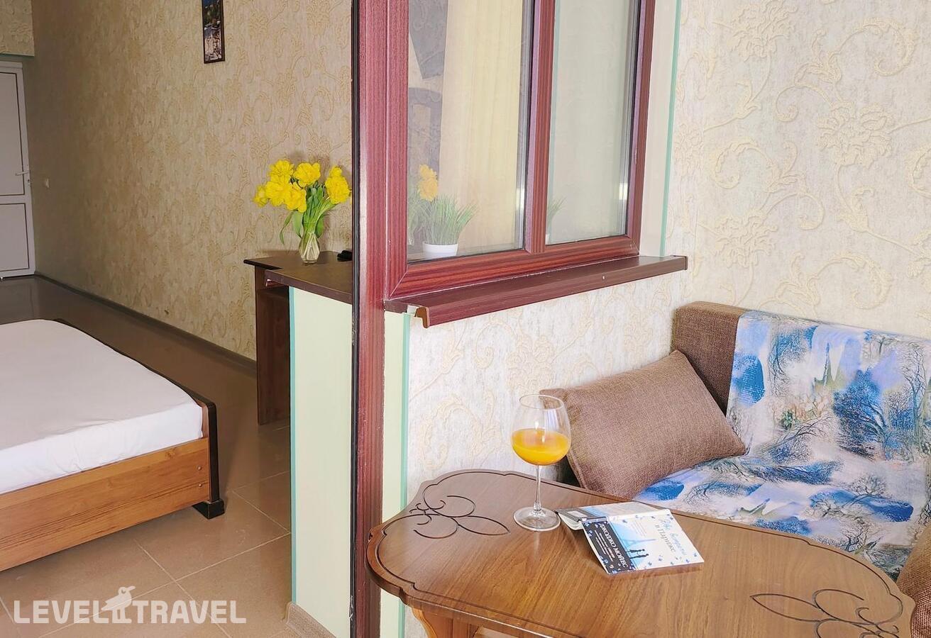 фотографии номера Трехместный Комфорт отеля Эргес Отель в Россия(Анапа-центр) - фото №5