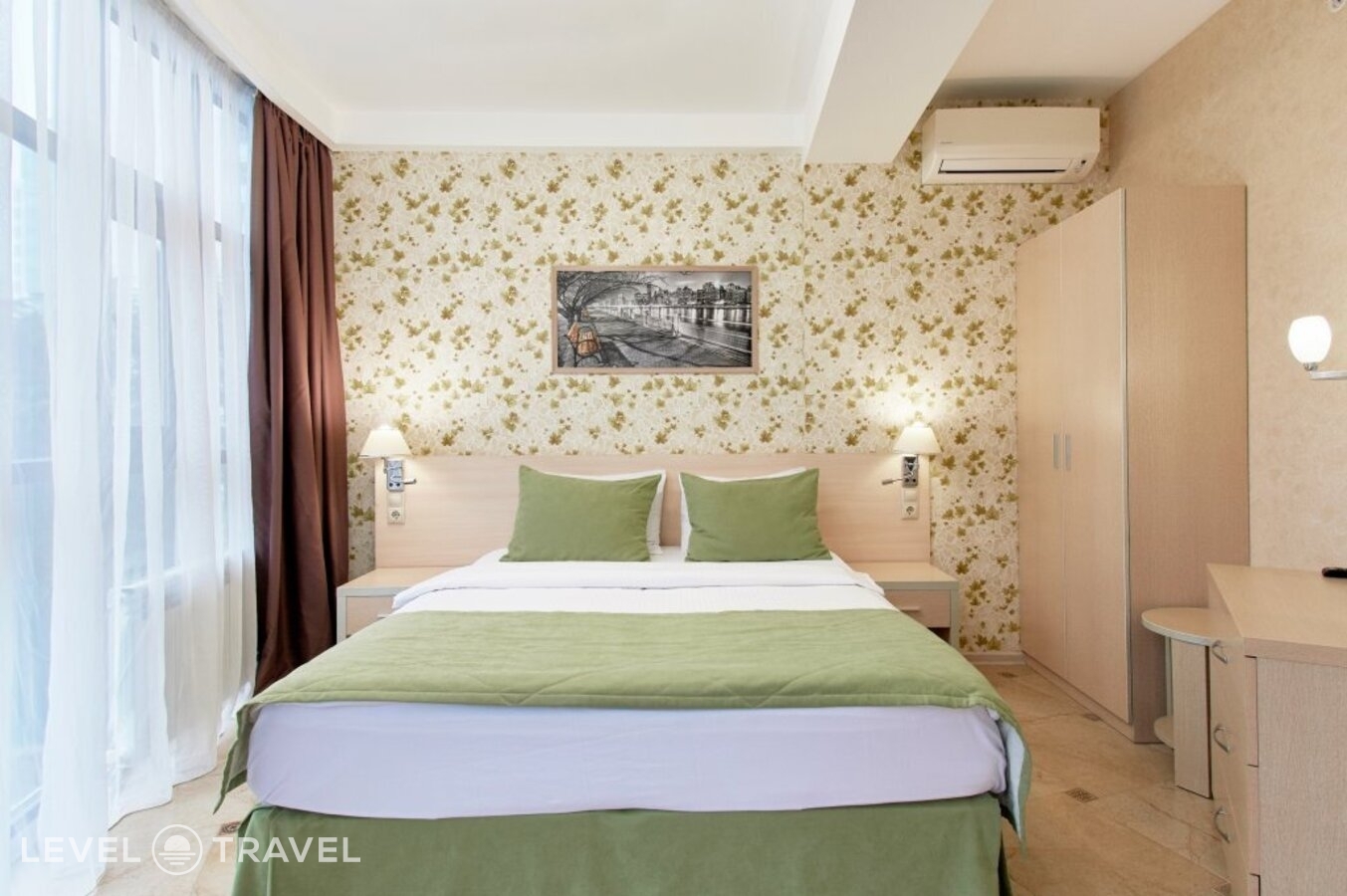 фотографии номера Люкс с 2 комнатами с видом на город отеля Апарт-Отель Эстет в Россия(Сочи) - фото №1