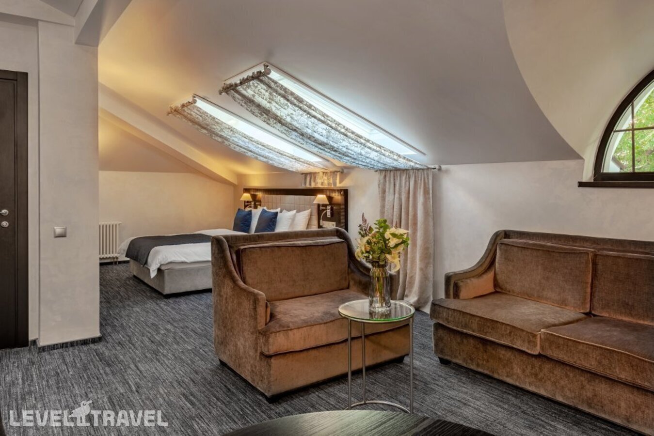 фотографии номера Двухместный люкс with Sofa Superior Мансарда двуспальная кровать отеля Бутик Отель Регул в Россия(Центральный административный округ (ЦАО)) - фото №1