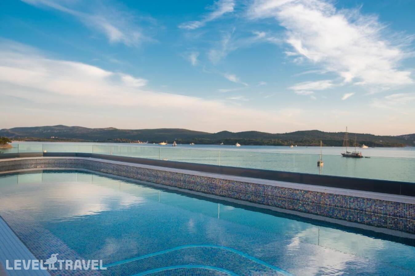 фотографии номера Делюкс с видом на море отеля La Roche Hotel в Черногория(Тиват) - фото №49