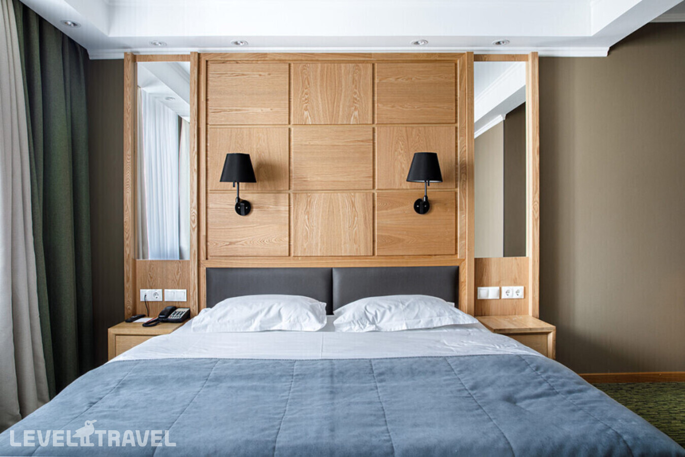 фотографии номера Люкс клубный с сауной с 3 комнатами отеля AZIMUT Сити Отель Хабаровск в Россия(Хабаровск) - фото №2