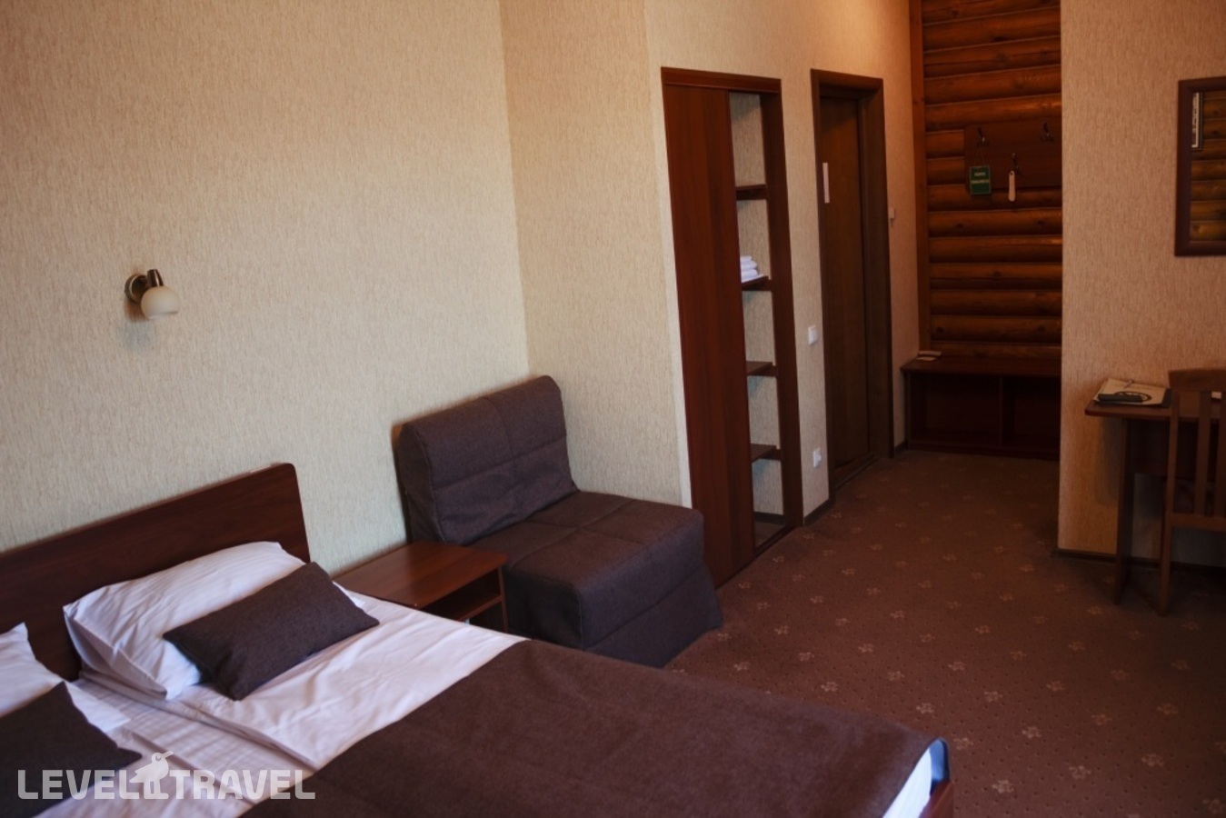 фотографии номера Двухместный семейный номер Comfort с красивым видом из окна двуспальная кровать отеля Отель Фаворит в Россия(Псков) - фото №5
