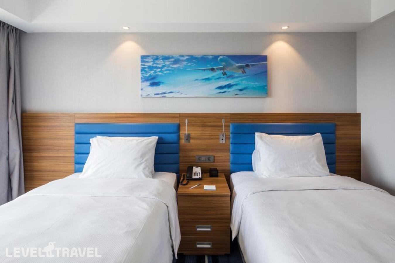 фотографии номера Стандартный с двумя раздельными кроватями отеля Hampton by Hilton Istanbul Kurtkoy в Турция(Пендик) - фото №3