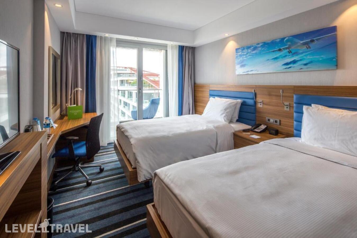 фотографии номера Стандартный с двумя раздельными кроватями отеля Hampton by Hilton Istanbul Kurtkoy в Турция(Пендик) - фото №1