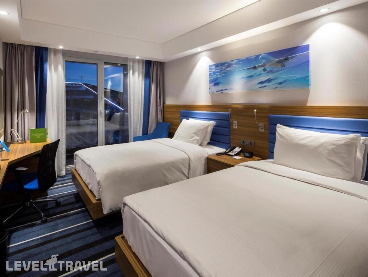 фотографии номера Стандартный с двумя раздельными кроватями отеля Hampton by Hilton Istanbul Kurtkoy в Турция(Пендик) - фото №2