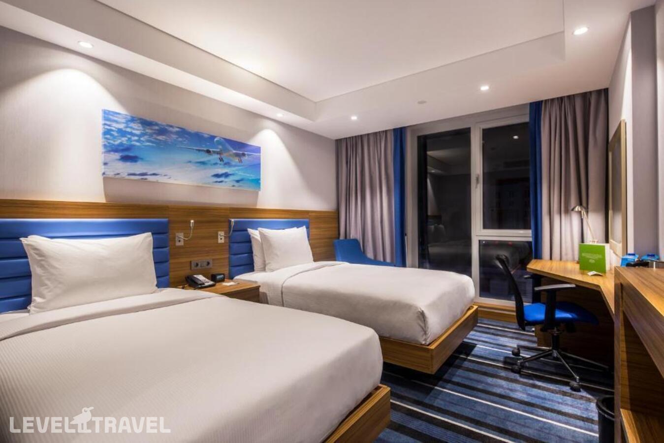 фотографии номера Стандартный с двумя раздельными кроватями отеля Hampton by Hilton Istanbul Kurtkoy в Турция(Пендик) - фото №4