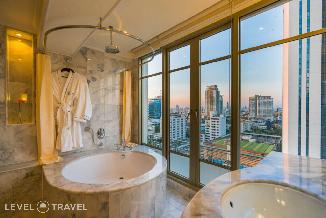 фотографии номера Двухместный Deluxe room Akara 2 отдельные кровати отеля Akara Hotel Bangkok в Таиланд(Бангкок) - фото №4