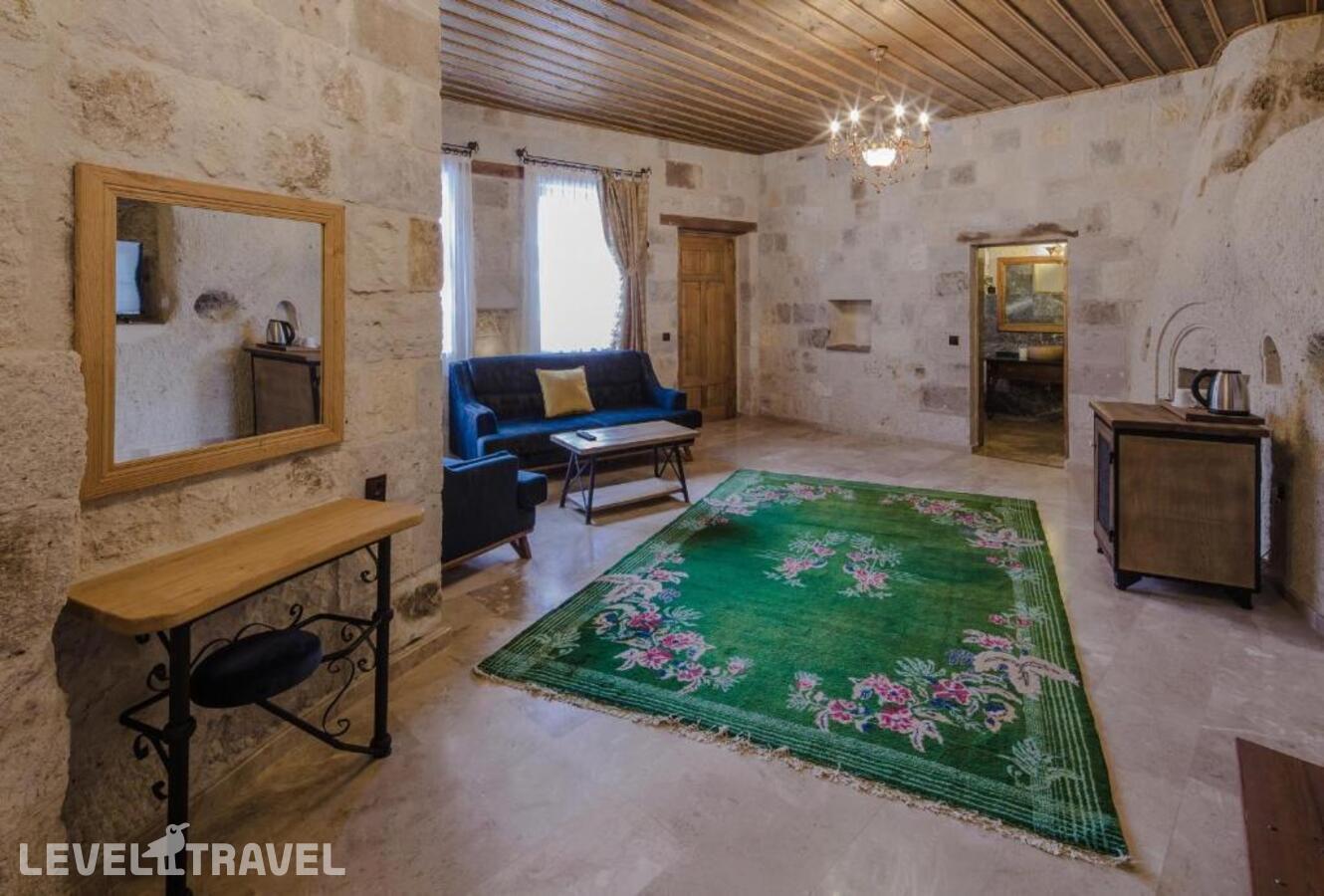 фотографии номера Трёхместный номер отеля Lunar Cappadocia Hotel в Турция(Гёреме) - фото №1