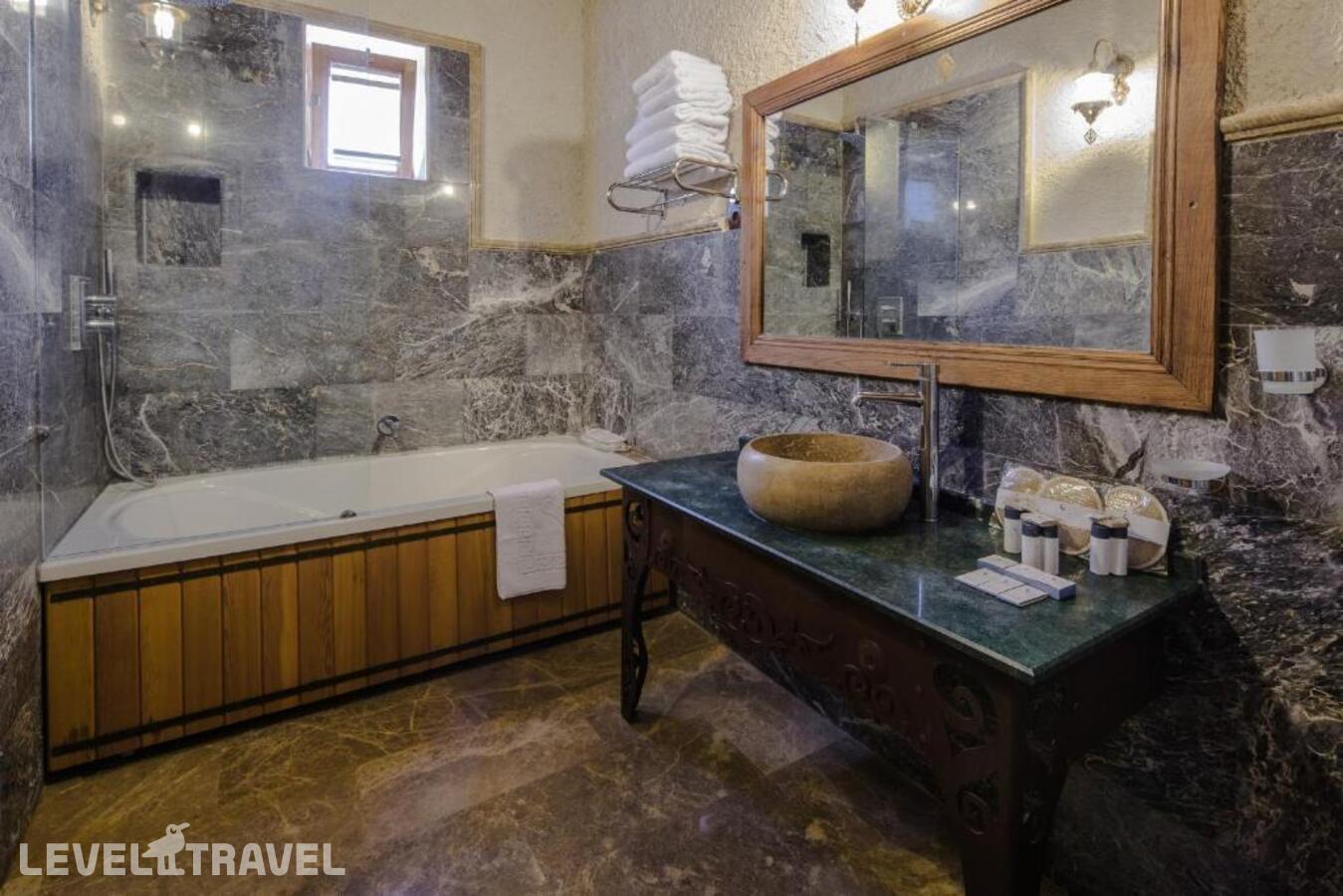 фотографии номера Трёхместный номер отеля Lunar Cappadocia Hotel в Турция(Гёреме) - фото №4