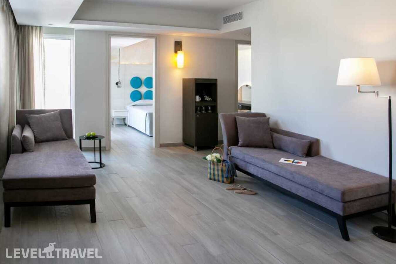 фотографии номера Люкс c 1 комнатой с видом на внутреннюю территорию отеля Vangelis Hotel & Suites в Кипр(Протарас) - фото №2