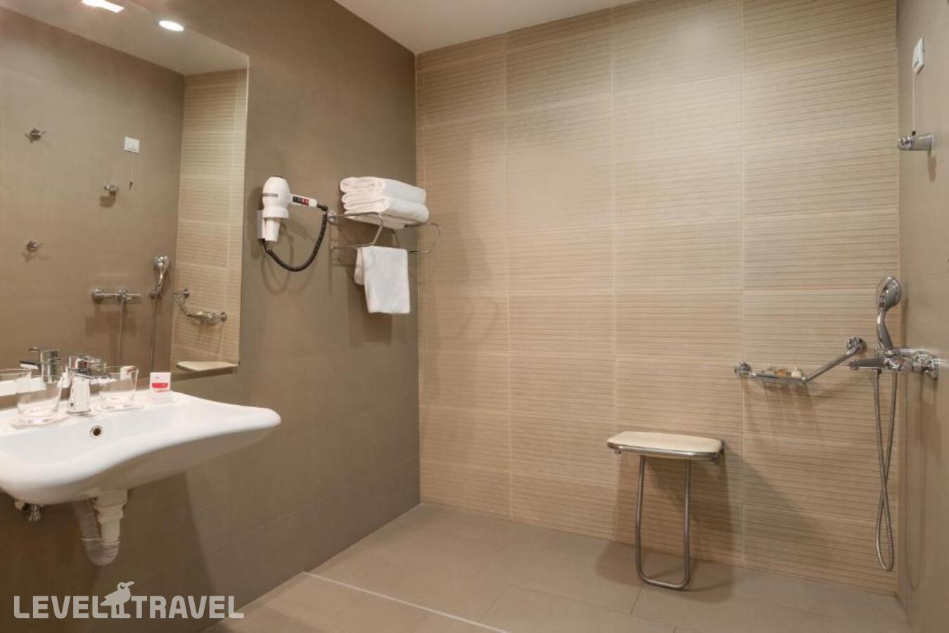 фотографии номера Двухместный номер Accessible 2 отдельные кровати отеля Ramada By Wyndham Podgorica в Черногория(Подгорица) - фото №3