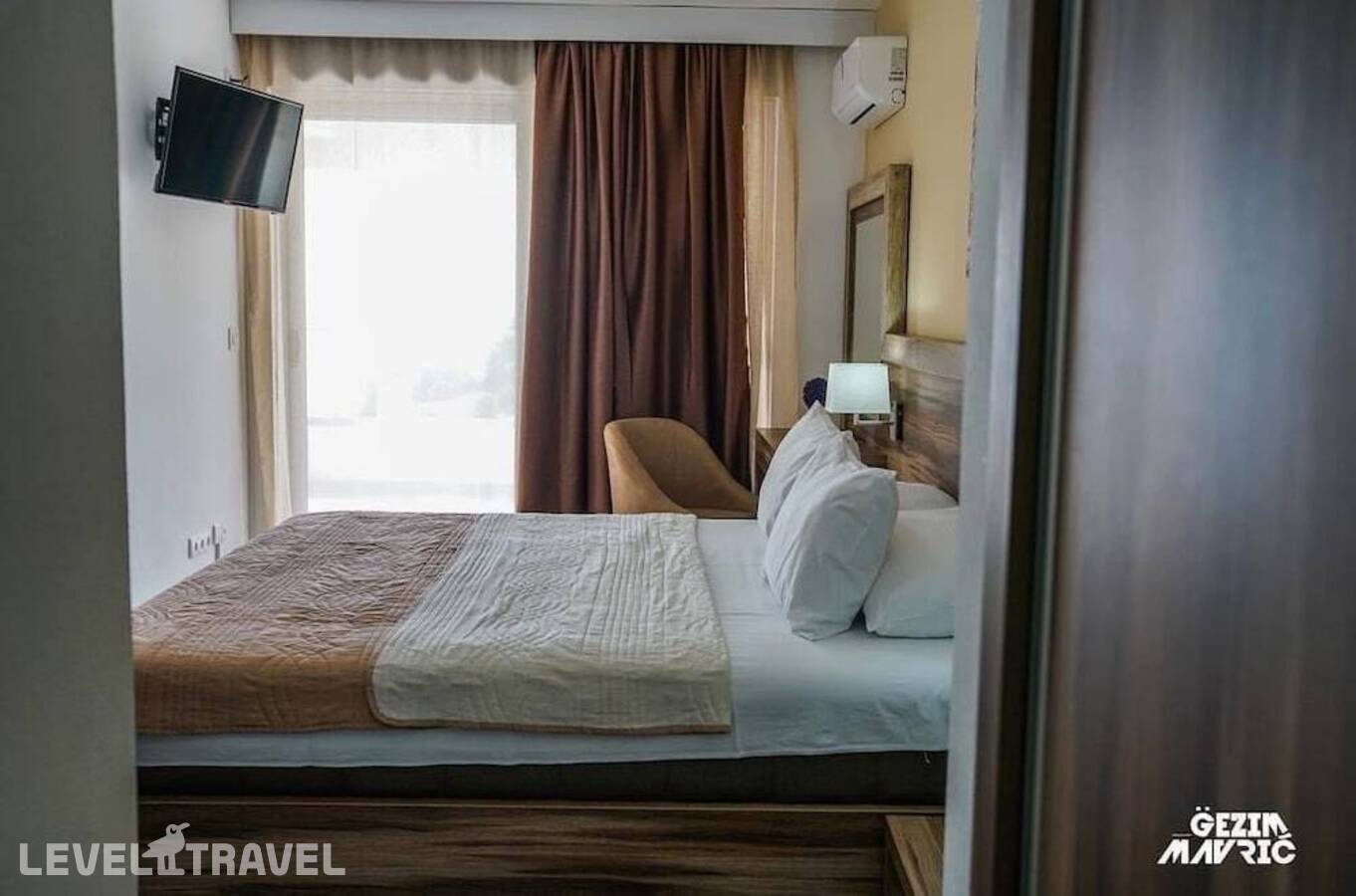 Люкс Comfort c 1 комнатой с балконом и с частичным видом на море — фото 5