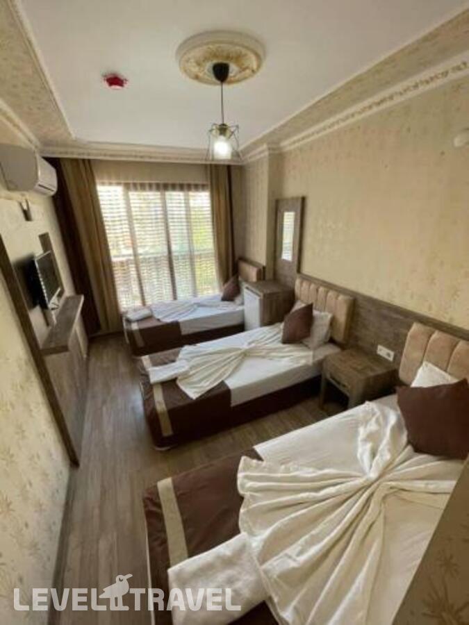 фотографии номера Трехместный номер отеля Ozgur Hotel в Турция(Анталья - Центр) - фото №5