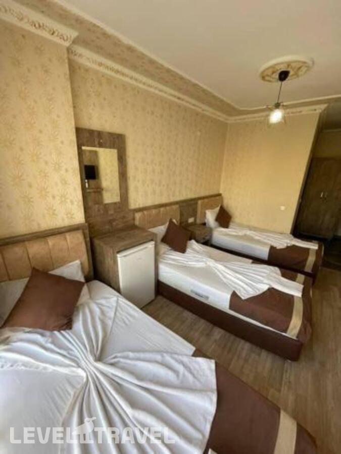 фотографии номера Трехместный номер отеля Ozgur Hotel в Турция(Анталья - Центр) - фото №1