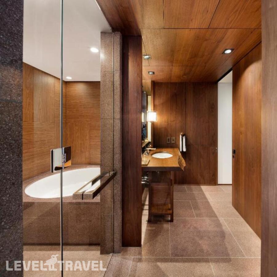 фотографии номера Двухместный номер with tower view двуспальная кровать отеля Andaz Tokyo Toranomon Hills - A Concept By Hyatt в Япония(Токио) - фото №4